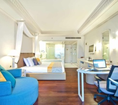 Двухместный номер Grand Plus с видом на море двуспальная кровать в Royal Cliff Beach Hotel Pattaya