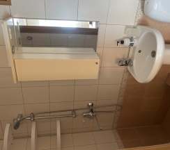Стандартный однокомнатный номер на двоих, площадью 12м², оформленный в современном стиле, с одной двуспальной деревянной кроватью, вместительным шкафом, телевизором, холодильником. Душ и туалет в номере. Источник: https://zolotoy-pesok.ru/standart-2 в Золотой песок