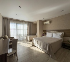 Трёхместный номер Супериор Плюс c 1 комнатой с балконом и с красивым видом из окна в Aimara