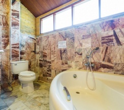 Трёхместное бунгало Grand Deluxe с вентилятором (без горячей воды) в Bottle Beach 1 Resort
