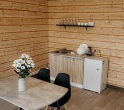 Трехместный номер с двуспальной и односпальной кроватью в Шум ручья