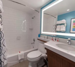 Четырёхместный люкс корпус 1 Family с 2 комнатами в Howard Johnson by Wyndham Anaheim Hotel and Water Playground