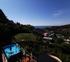 Трёхместный номер Comfort с балконом и с красивым видом из окна в Шато де ля мер