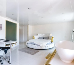 Апартаменты с балконом и с красивым видом из окна в BedAndRest