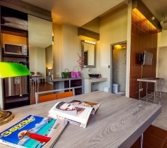 Двухместный семейный номер Deluxe с видом на горы в Sino House Phuket Hotel