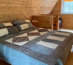 Двухместный семейный коттедж Мансарда с красивым видом из окна двуспальная кровать в А-фрейм дома