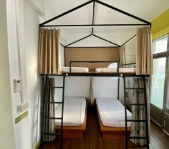 Кровать в общем номере с балконом в Bayhouse Hostel Penghu