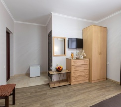 Трёхместный номер "Стандарт" с балконом в Ростов