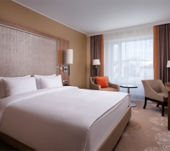 НОМЕР С БОЛЬШОЙ КРОВАТЬЮ (KING SIZE) в Doubletree by Hilton Tyumen