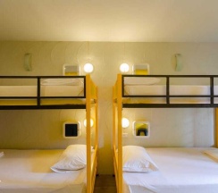 Кровать в общем номере в Monkey Dive Hostel Khaolak