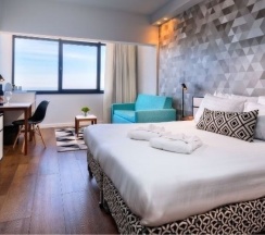 Двухместный номер with access to business lounge Deluxe с видом на море двуспальная кровать в Prima Tel Aviv Hotel