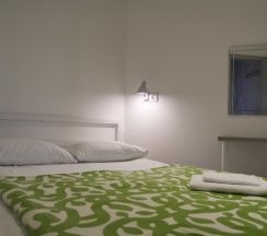 Двухместный номер с двуспальной кроватью, ванной комнатой, без окна в Sunny Sochi Hostel