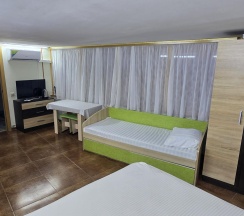 Комната стандарт с 1 односпальной и 1 двуспальной кроватью в Саймон