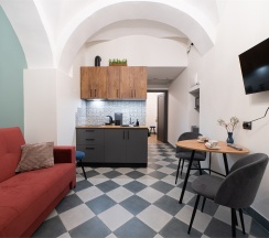 Апартаменты с большой кроватью, кухней-гостиной и отдельным входом в Двенадцать