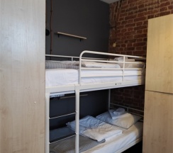 Шестиместный номер с душевой комнатой в Кино хостел на Выборгской