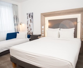 Номер Family с двуспальной кроватью и софой в Novotel Krasnoyarsk center