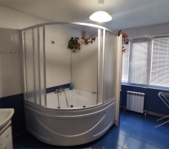 Апартаменты с кухней-столовой и джакузи в Уютный Дом