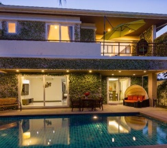 Вилла с 4 комнатами с балконом в Tropicana Pool Villa
