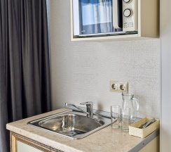 Студия Панорамная с балконом, мини кухней и видом на город и зелёную зону в Амбассадор