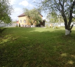 Семейный коттедж с красивым видом из окна в На прудах