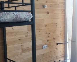 Кровать в общем номере с красивым видом из окна в Loft38