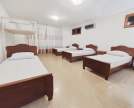 Кровать в общем номере с балконом и с красивым видом из окна в Batumi Sun Hostel