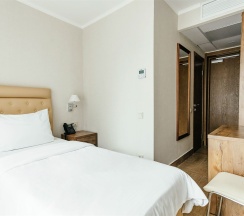 Стандарт одноместный с балконом вид на парк. Корпус 2 в Amza Парк