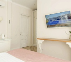 Двухместный номер Provence Standard №50 c 1 комнатой с красивым видом из окна двуспальная кровать в Лель