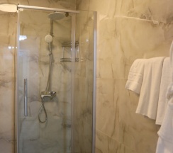 Двухместный люкс с 2 комнатами с балконом и с красивым видом из окна двуспальная кровать в Golden Park