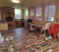 Дом с мангальной зоной в Гостевой дом в лесу у залива