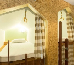 Кровать в общем номере (женский номер) в Barn and Bed Hostel