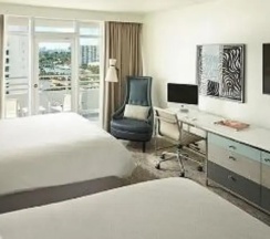 Двухместный номер Deluxe с видом на залив (2 отдельные кровати) в Fontainebleau Miami Beach