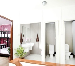 Кровать в общем номере с балконом и с красивым видом из окна в Thai Cat Hostel BB Bangkok