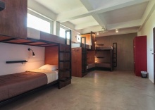 Кровать в общем номере с красивым видом из окна в Kama Bangkok - Boutique Bed & Breakfast - Hostel