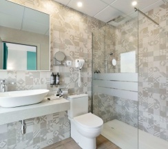 Двухместный номер с видом на бассейн двуспальная кровать в Hotel Best Lloret Splash