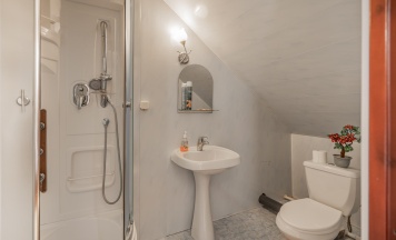 Номер стандарт с 1 двуспальной кроватью (мансарда) в Изумруд