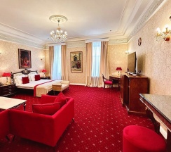 Однокомнатный Люкс с видом на Строгановский дворец в Taleon Imperial Hotel