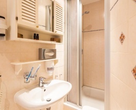 Двухместный номер Standard с видом на окрестности двуспальная кровать в Strandhotel Möwe