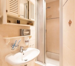 Двухместный номер Comfort с видом на море двуспальная кровать в Strandhotel Möwe