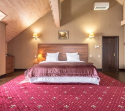 Двухместный полулюкс Мансарда с красивым видом из окна двуспальная кровать в Театр