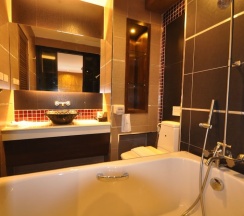 Двухместный номер Deluxe с балконом двуспальная кровать в Chalelarn Hotel