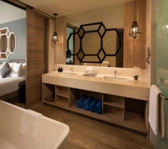 Семейный номер Deluxe с балконом и с видом на горы в Avista Grande Phuket Karon - MGallery