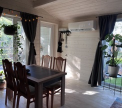 Двухместный семейный коттедж с видом на окрестности двуспальная кровать в Fraubu.camp