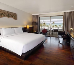 Двухместный номер с балконом и с видом на океан двуспальная кровать в Le Meridien Phuket Beach Resort