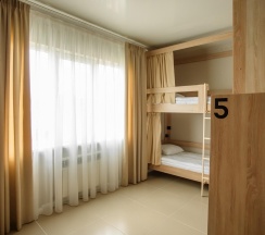 Кровать в 6-местном общем женском номере в Pillow Hostel