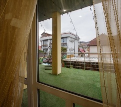 Трёхместный номер с видом на горы и сад в Skayfom