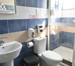 Кровать в общем номере с балконом и с красивым видом из окна в Lemongrass Hostel