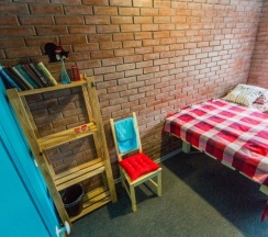 Небольшая двухместная комната с двуспальной кроватью в Gallery and more