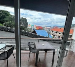 Двухместная студия Standard с балконом двуспальная кровать в Ocean View Treasure by Lofty