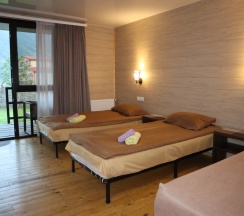 Трёхместный коттедж с балконом и с видом на горы в Отель Kazbegi Cottages
